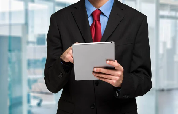 Jovem empresário usando tablet — Fotografia de Stock