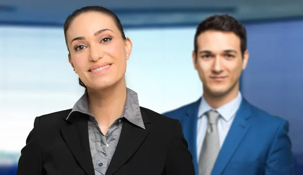 Des hommes d'affaires souriants au bureau — Photo