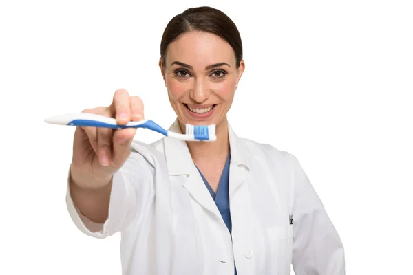 Zubař ukazující zubní kartáček — Stock fotografie