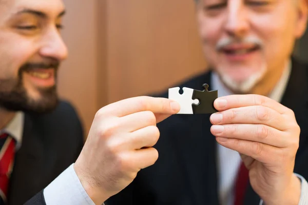 Geschäftsleute mit Puzzleteilen — Stockfoto