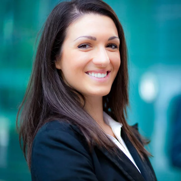 Joven mujer de negocios sonriente — Foto de Stock