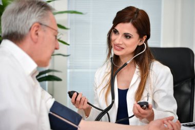 Doktor kan basıncını ölçüyor.