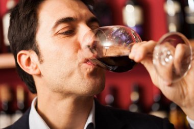 bir bardak şarap tadımı sommelier