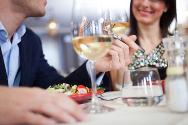 Çift birlikte akşam yemeği