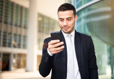 onun akıllı telefon kullanan adam