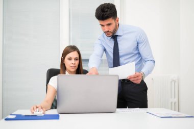 İş yerindeki iş adamları