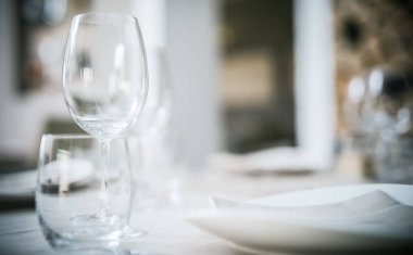 Gözlük bir restoran tablo