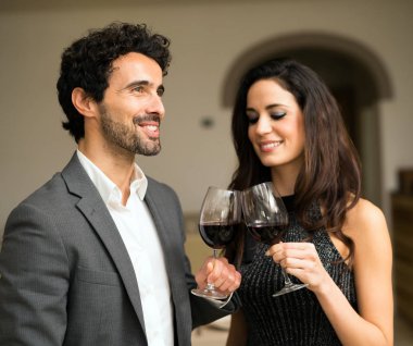 Kırmızı şarap içen çift.