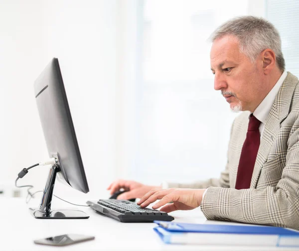 Homem usando seu computador desktop — Fotografia de Stock