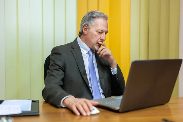 Affärsman i office med laptop — Stockfoto