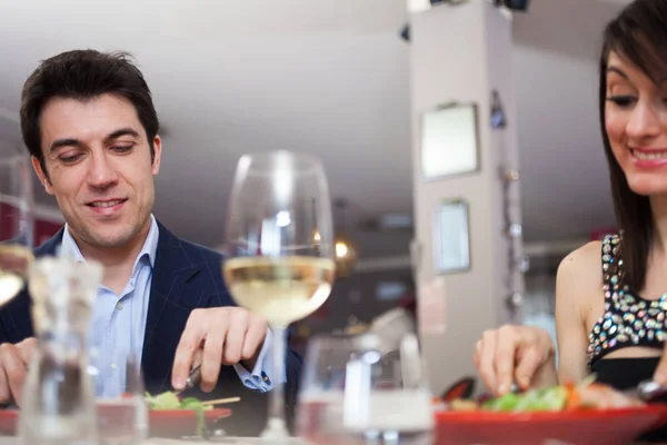 Paar beim gemeinsamen Abendessen — Stockfoto