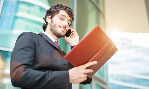 Hombre de negocios leyendo aviso —  Fotos de Stock