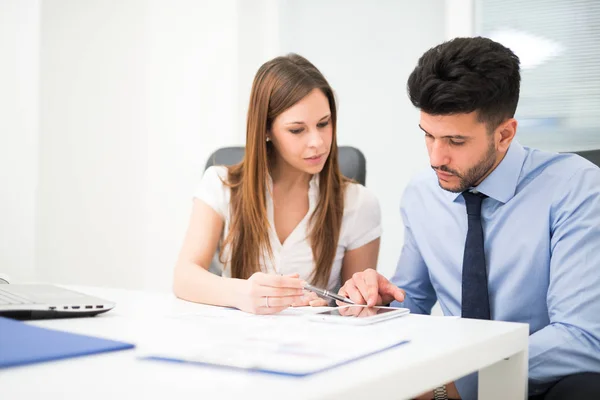 Uomini d'affari al lavoro in ufficio — Foto Stock