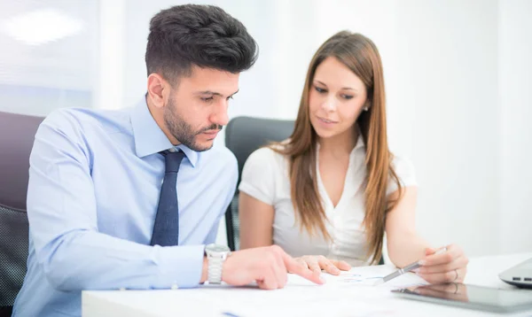 Giovani imprenditori che lavorano — Foto Stock