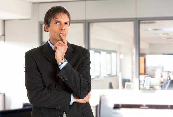 Nachdenklicher Geschäftsmann in seinem Büro — Stockfoto