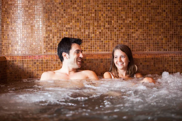 情侣们在涡流浴缸里洗澡 — 图库照片