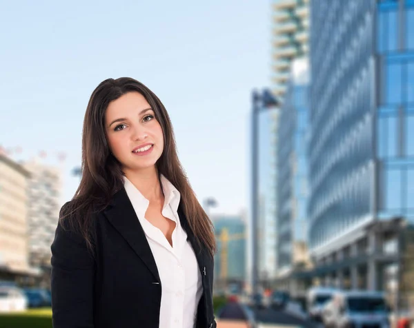 Young businesswoman in the city — Stock Photo, Image
