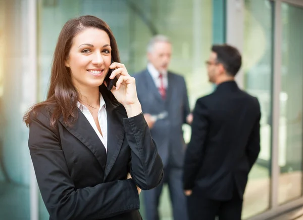 Woman talking on the cell phone — Stock Photo, Image