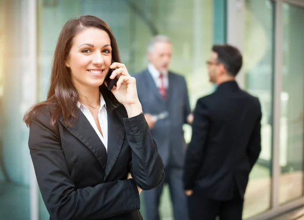 Femme parlant sur le téléphone portable — Photo