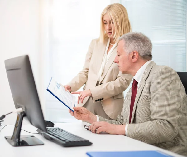 Business folk läsa dokument — Stockfoto