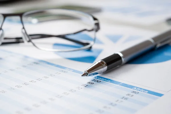 Stift und Brille für Finanzdokumente — Stockfoto