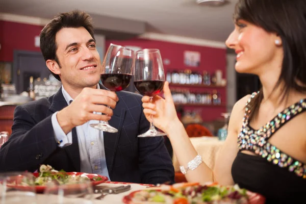 Casal jantar em um restaurante — Fotografia de Stock