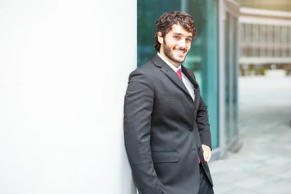 Uomo d'affari sorridente in contesti urbani — Foto Stock