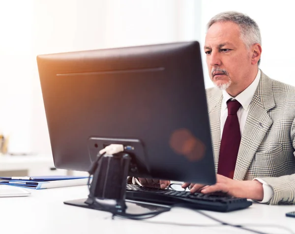 Man met zijn bureaubladcomputer — Stockfoto