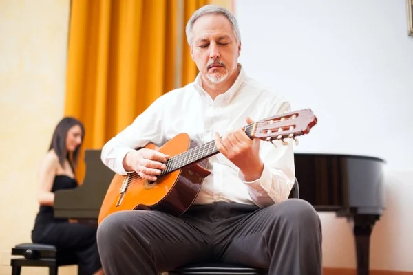 Hombre tocando una guitarra clásica —  Fotos de Stock