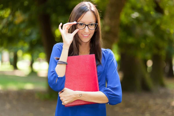 Studente con libro nel parco — Foto Stock