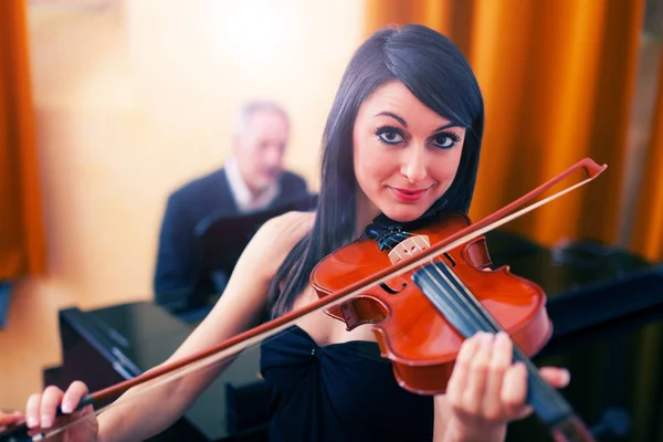 Leende kvinna i hennes violin — Stockfoto