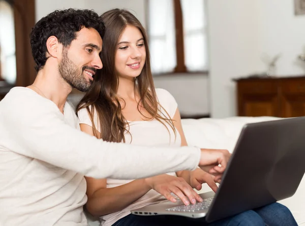 Couple using their notebook — Stock Photo, Image
