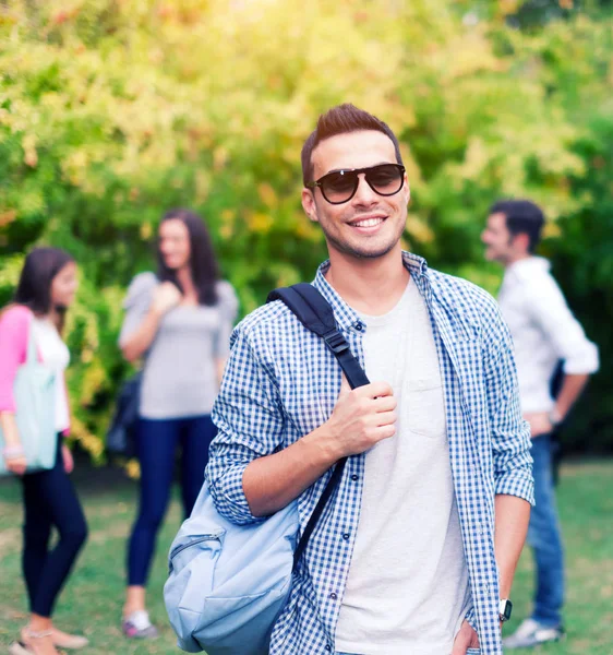 Student před skupinou přátel — Stock fotografie