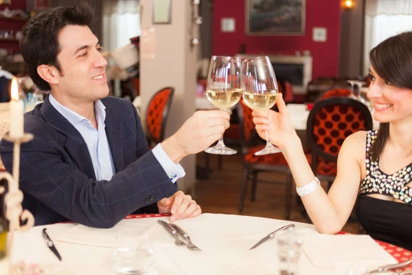 Paar beim Abendessen im Restaurant — Stockfoto