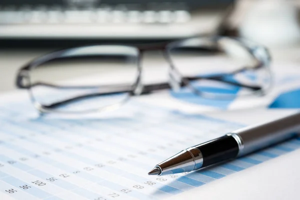 Penna och glasögon på finansiella dokument — Stockfoto
