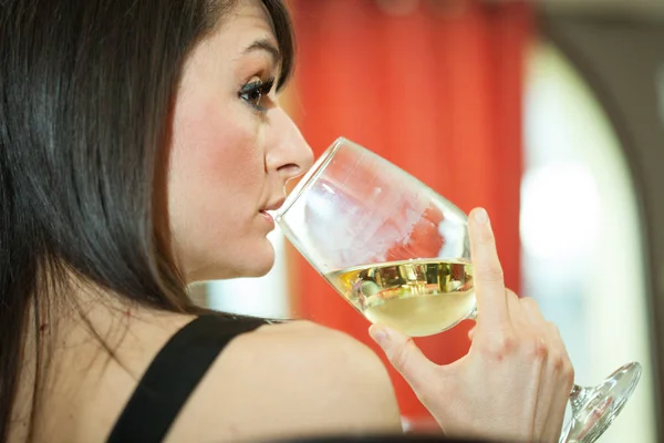 Vrouw glas witte wijn proeverij — Stockfoto