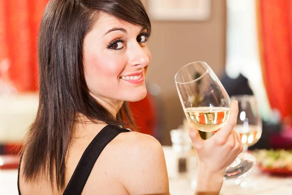 Kvinna som håller ett glas vin — Stockfoto