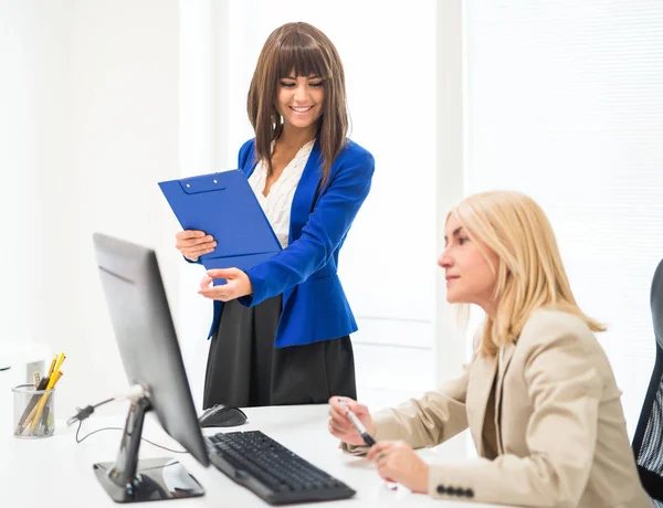 Mulheres de negócios usando um computador desktop — Fotografia de Stock