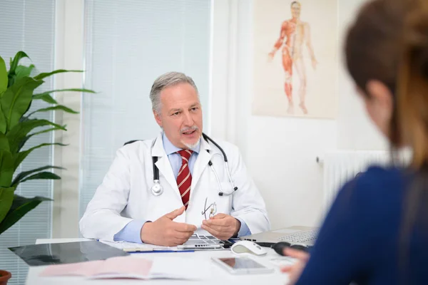 Senior doctor talking to patient — Stock Photo, Image