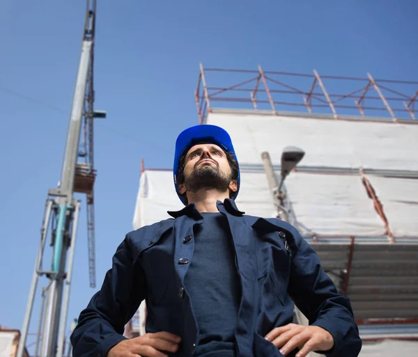 Инженер перед строительной площадкой — стоковое фото
