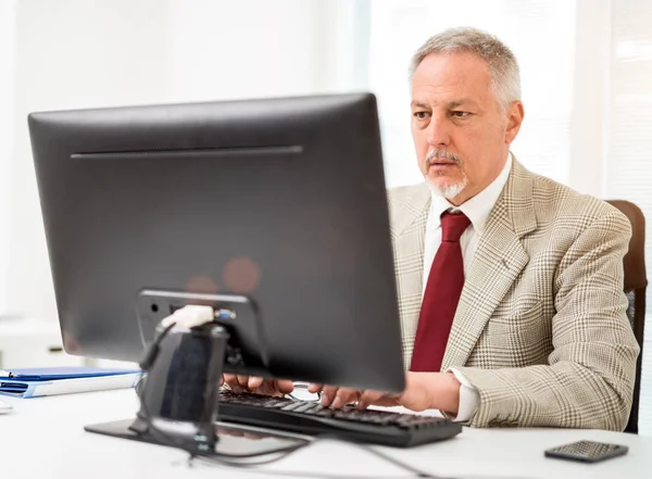 Homme utilisant son ordinateur de bureau — Photo