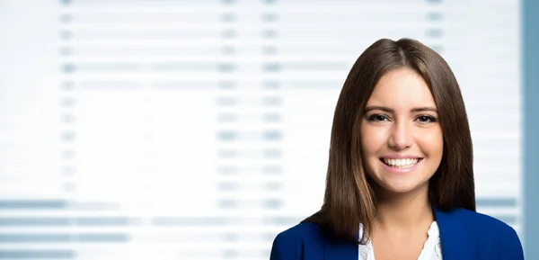 Glimlachende zakenvrouw in functie — Stockfoto