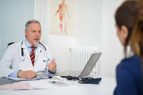 Senior doctor talking to patient — Stock Photo, Image