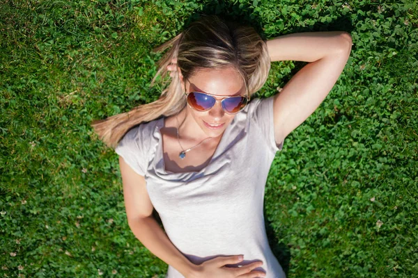 Femme relaxant sur l'herbe — Photo