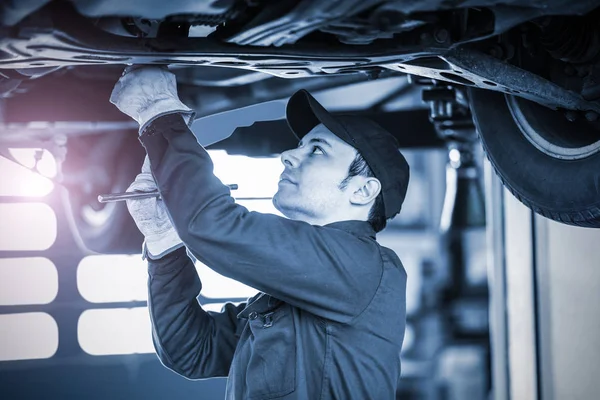 Jonge mechanic op het werk — Stockfoto
