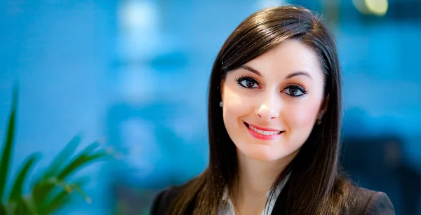 Бізнес-леді посміхається в офісі — стокове фото