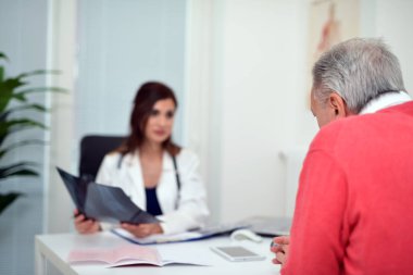 Doktor hastayla konuşuyor. 