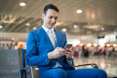 İş adamı cep telefonunu kullanıyor.