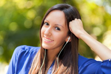 kadın müzik dinleme açık havada 