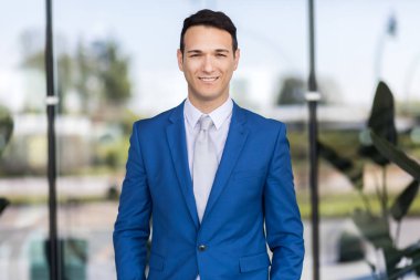 genç yakışıklı işadamı 